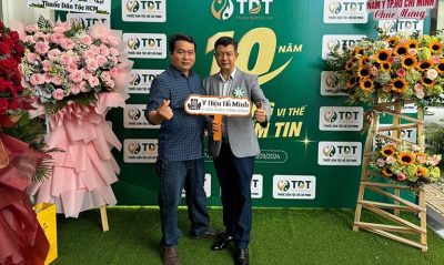 Lương y Đỗ Minh Tuấn (phải) và lương y Nguyễn Tùng Lâm tham gia sự kiện